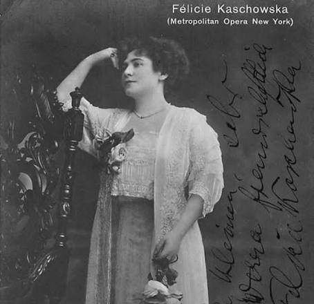 Sopranistka Felicja Kaszowska pozuje w buałej sukience z prawą ręką uniesioną ku górze