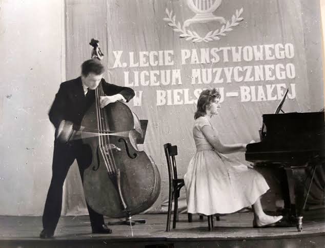 Dziesięciolecie szkoły, grający mężczyzna na kontrabasie i pianistka przy instrumencie